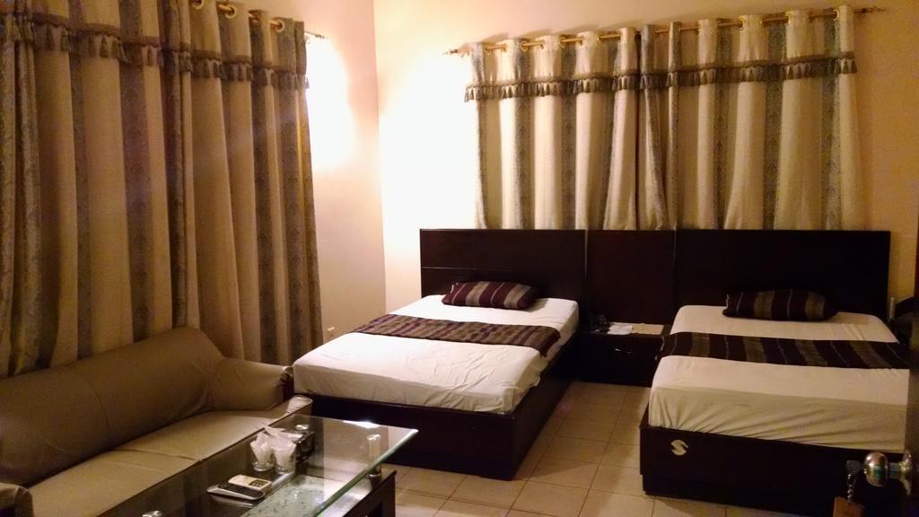Embassy Lodge การาจี ภายนอก รูปภาพ